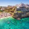 Polignano a Mare, na Puglia, é conhecida pelas falésias sobre o mar Adriático.
