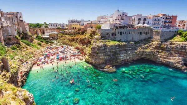 Polignano a Mare, na Puglia, é conhecida pelas falésias sobre o mar Adriático.