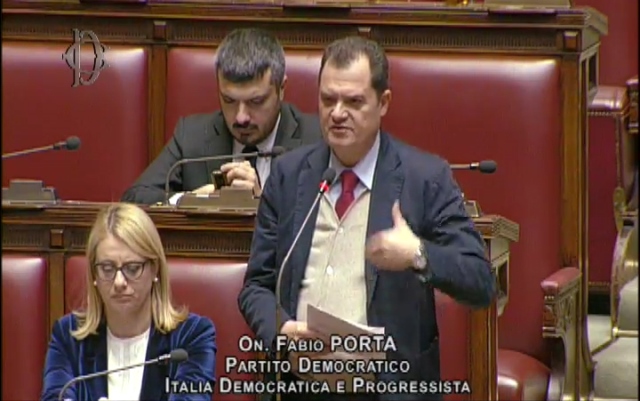 O deputado Fabio Porta, do Partido Democrático, durante discurso na Câmara dos Deputados, em Roma