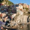 Turista admira a vila de Manarola, nas Cinque Terre, onde calçados inadequados podem gerar multas | Foto: Depositphotos