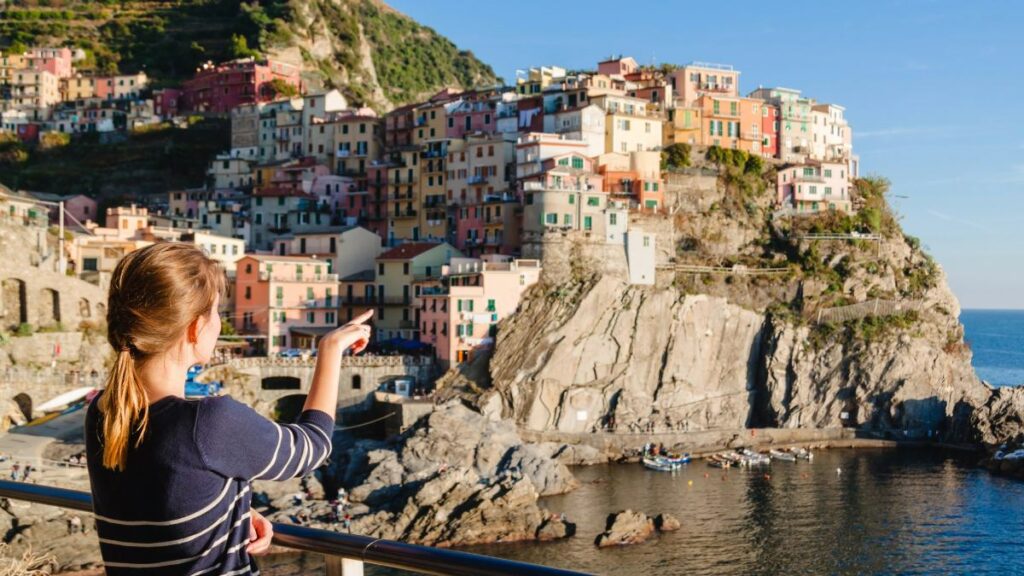 Turista admira a vila de Manarola, nas Cinque Terre, onde calçados inadequados podem gerar multas | Foto: Depositphotos