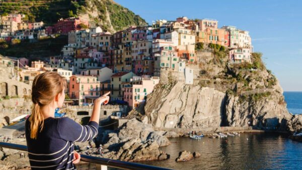 Turista admira a vila de Manarola, nas Cinque Terre, onde calçados inadequados podem gerar multas | Foto: Depositphotos