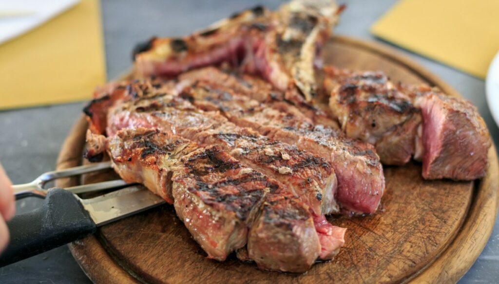 A clássica bisteca alla fiorentina, servida malpassada e em cortes generosos, tem sido alvo de pedidos inusitados por turistas que exigem porções menores e carne bem passada.