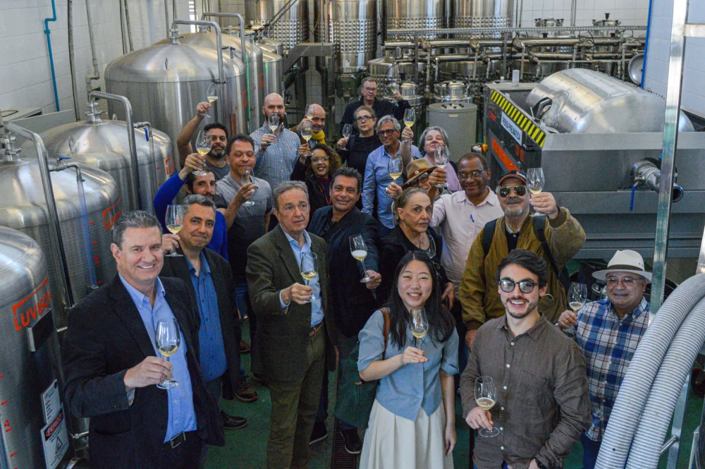 Entusiastas da produção de vinho conheceram as instalações do laboratório de Viticultura da Etec Benedito Storani | Foto: Roberto Sungi/CPS