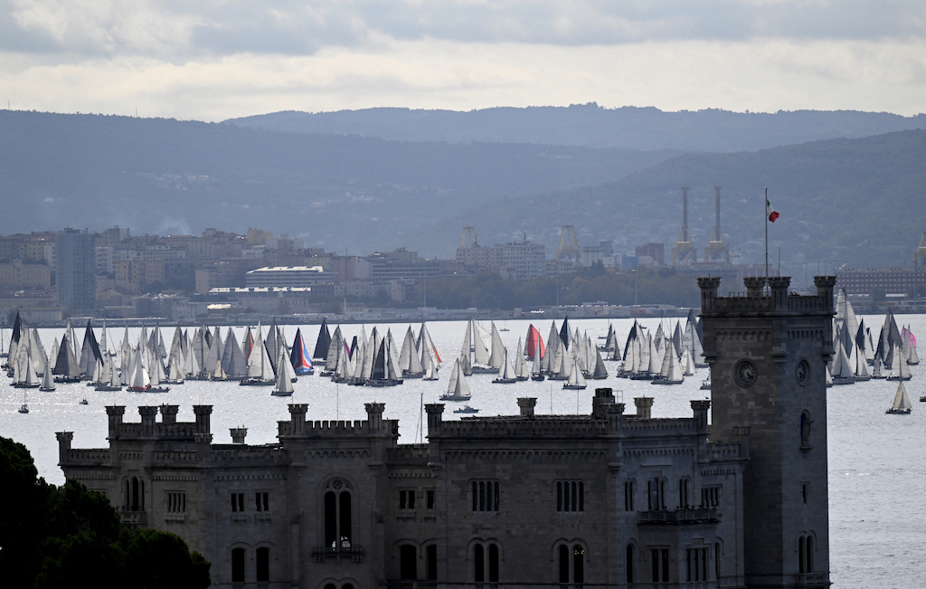 Veleiros participam da tradicional Barcolana, regata realizada anualmente na baía de Trieste, no nordeste da Itália | Foto: Tiziana FABI / AFP)