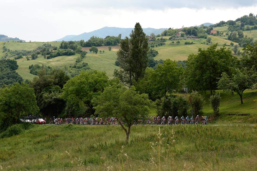 Ciclistas percorrem as paisagens verdes de Parma durante o evento Gravel Gourmet, que une esporte e gastronomia.