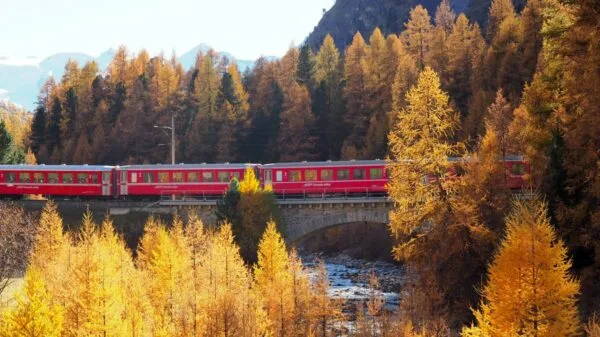 Trens turísticos percorrem regiões históricas e vinícolas da Itália entre setembro e dezembro de 2025.