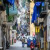 As roupas nos varais são símbolo da vida cotidiana dos Quartieri Spagnoli, em Napoli.