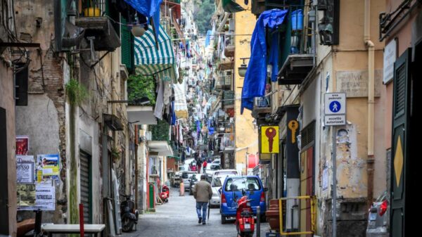 As roupas nos varais são símbolo da vida cotidiana dos Quartieri Spagnoli, em Napoli.