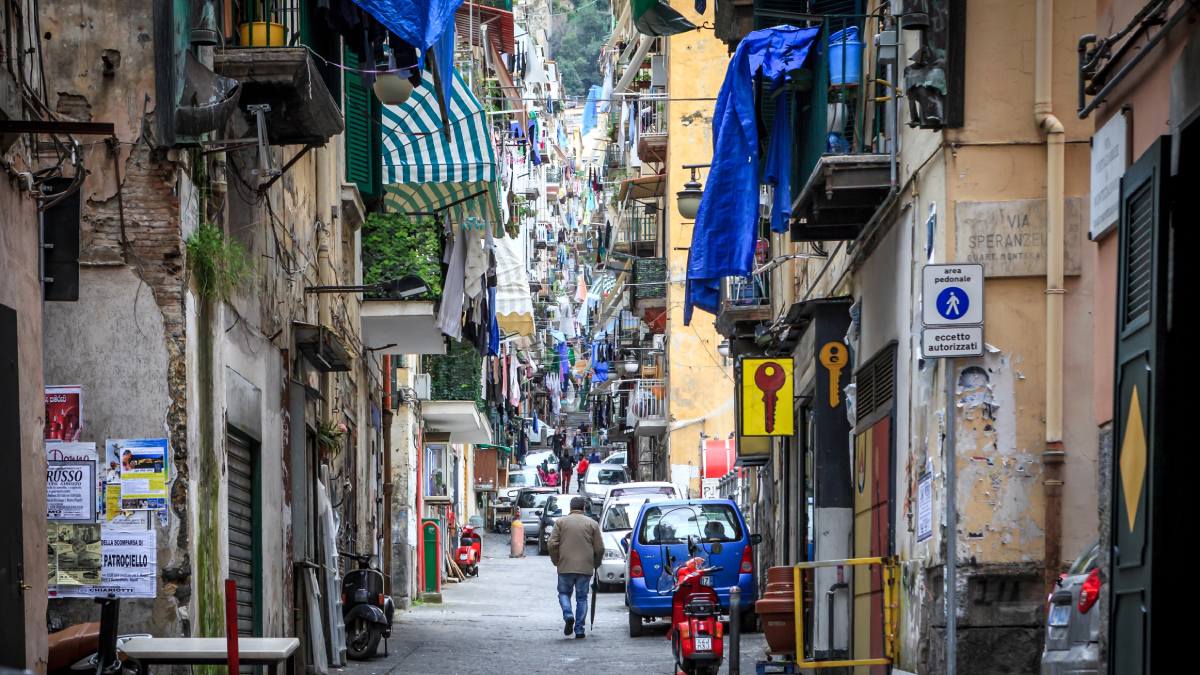 As roupas nos varais são símbolo da vida cotidiana dos Quartieri Spagnoli, em Napoli.