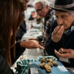 Visitantes avaliam e sentem o aroma das trufas durante a Feira Internacional da Trufa Branca de Alba, no Piemonte
