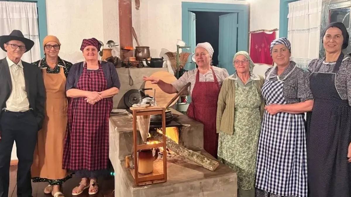 Nonnos da Casa Nostra preparam receitas típicas italianas e recebem visitantes com música e história em Venda Nova do Imigrante.