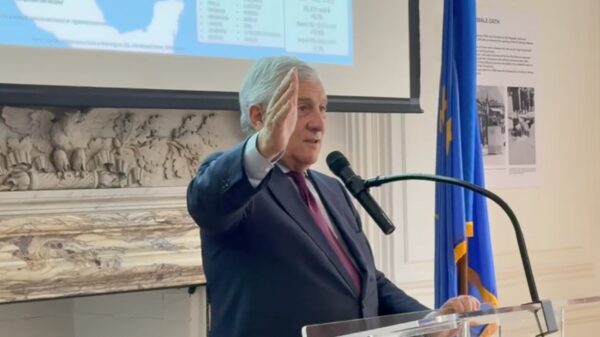 Antonio Tajani discursa para a comunidade ítalo-americana no consulado em Nova York.