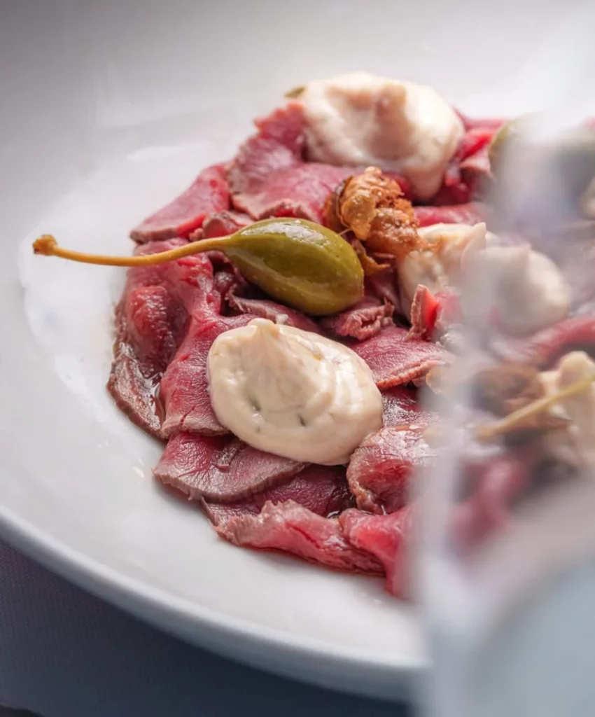 Vitello tonnato da Bottega Bernacca: rosbife fatiado com molho de atum, anchova e alcaparras, receita clássica do norte da Itália.