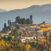 Encontro anual em Barga reúne representantes da diáspora toscana para debater cultura e cidadania.