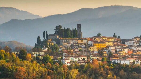 Encontro anual em Barga reúne representantes da diáspora toscana para debater cultura e cidadania.