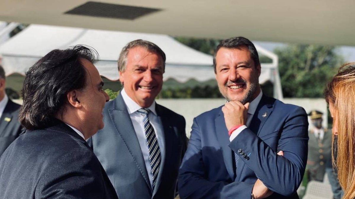 Lorenzato, Bolsonaro e Salvini em registro conjunto: aliança política reforçada após condenação