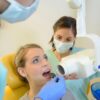 Paciente em atendimento odontológico. Foto de banco de imagem | Foto: Depositphotos