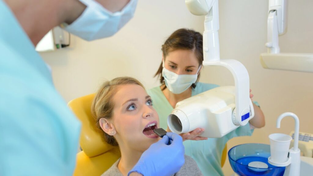 Paciente em atendimento odontológico. Foto de banco de imagem | Foto: Depositphotos