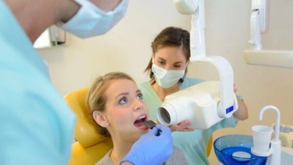 Paciente em atendimento odontológico. Foto de banco de imagem | Foto: Depositphotos