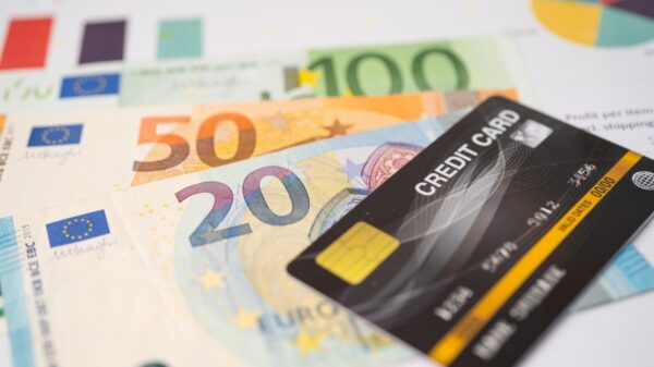 BCE orienta guardar €70 a €100 em casa para emergências como crises, apagões e falhas nos sistemas eletrônicos.