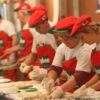 Voluntários preparam pratos típicos italianos durante os fins de semana de festa.