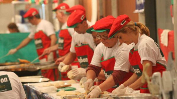 Voluntários preparam pratos típicos italianos durante os fins de semana de festa.