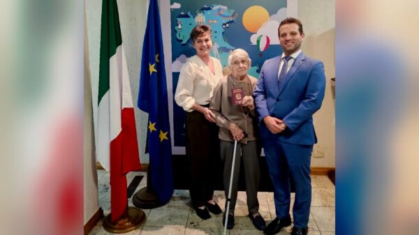 Dona Orphila, de 98 anos, no Consulado da Itália em Porto Alegre, onde emitiu seu passaporte | Foto: Consulado