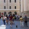 Pessoas caminhando em Roma | Foto: Depositphotos