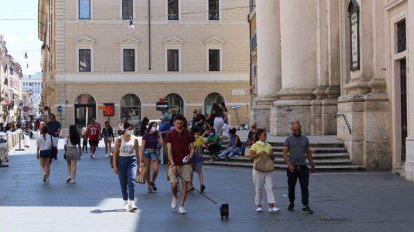 Pessoas caminhando em Roma | Foto: Depositphotos