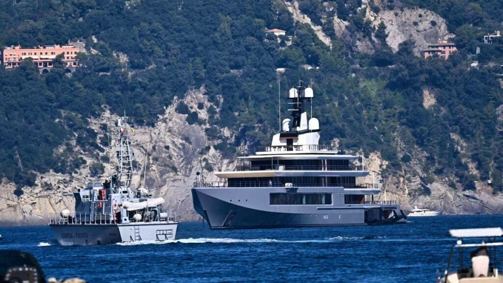 O iate Seven Seas, de Steven Spielberg, ancorado em Portofino, foi base para a estadia do casal Obama.