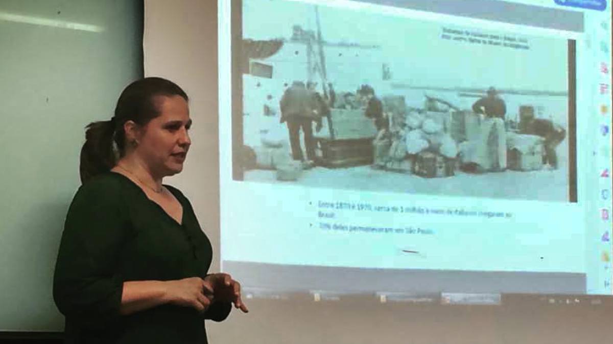 A pesquisadora Silvana Azevedo de Almeida apresenta dados sobre a imigração italiana e suas influências na cultura paulistana, tema de sua tese de doutorado na USP