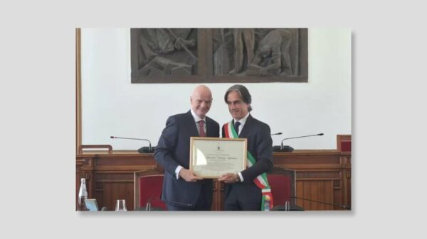 Infantino recebe cidadania honorária das mãos do prefeito de Reggio Calabria