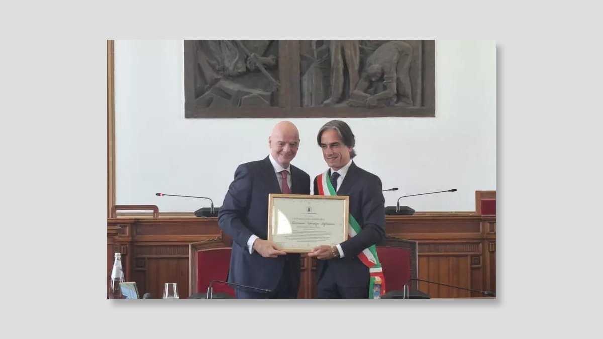 Infantino recebe cidadania honorária das mãos do prefeito de Reggio Calabria