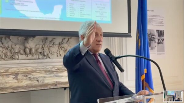 Antonio Tajani s'adresse à la communauté italo-américaine au consulat de New York.
