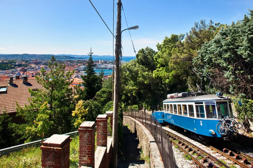 Legenda 2: Bonde de Opicina, único ainda em operação em Trieste, oferece vista do Mar Adriático