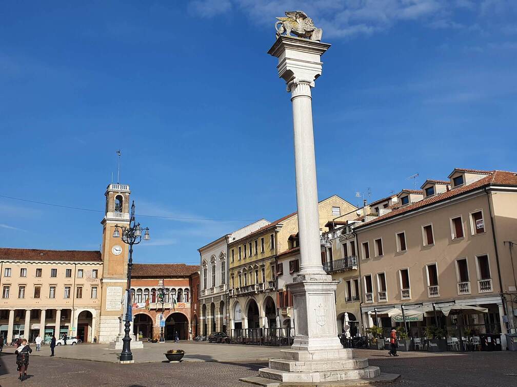 A Piazza Vittorio Emanuele II, no centro histórico de Rovigo, é um dos principais pontos turísticos da cidade.