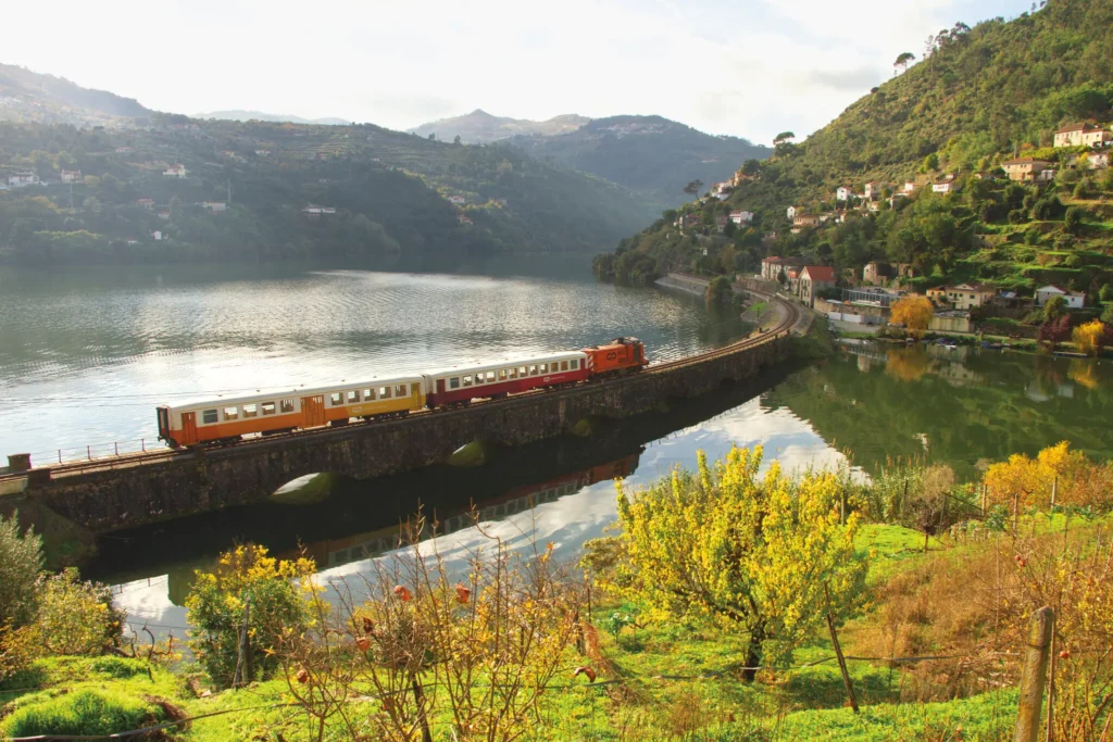 Começando no Porto, Portugal, o MiraDouro viaja em direção ao Vale do Douro, onde o vinho do Porto é produzido.
