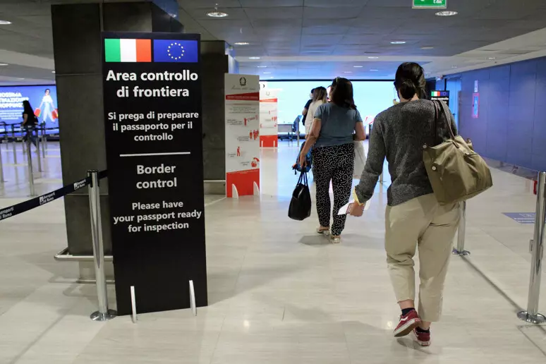 Fim dos carimbos: União Europeia digitaliza fronteiras e encerra era simbólica.
