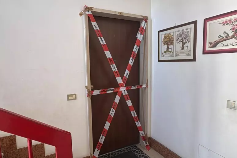 Apartamento em Castelnuovo del Garda onde ocorreu o crime foi isolado pela polícia italiana.