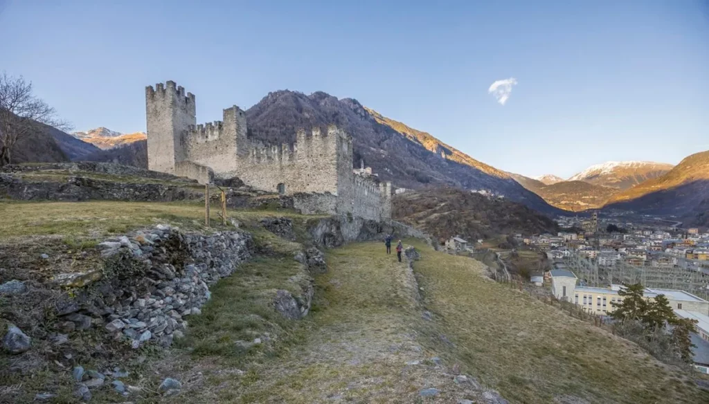 O Castello Nuovo de Grosio domina o vale com suas muralhas medievais preservadas