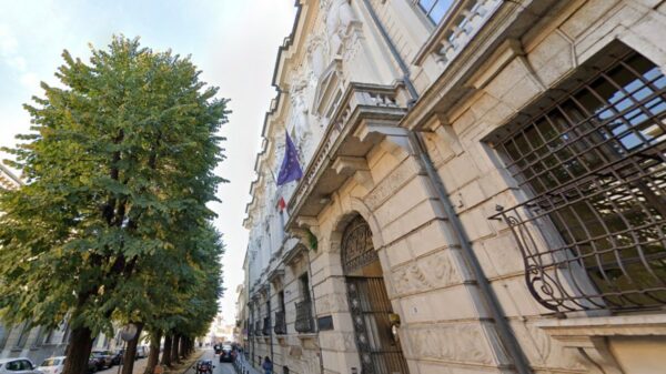 Tribunal de Mantova questiona exclusão de menor da cidadania italiana e envia caso à Corte Constitucional. Decisão pode influenciar processos semelhantes.
