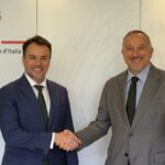 Cônsul-geral Domenico Fornara (à dir.) recebe Mauro Sammarco no Consulado em São Paulo