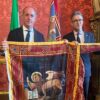 Luca Zaia entrega a Romeu Zema a bandeira do Vêneto durante encontro oficial.
