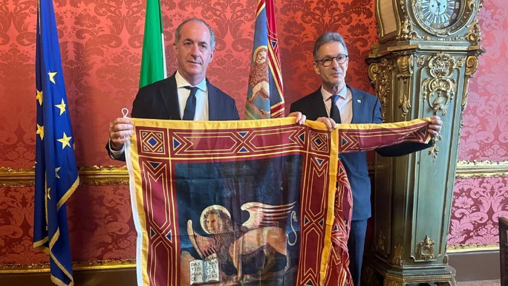 Luca Zaia entrega a Romeu Zema a bandeira do Vêneto durante encontro oficial.