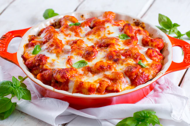 Gnocchi alla sorrentina: prato típico da Campania, preparado com molho de tomate, mozzarella e manjericão.