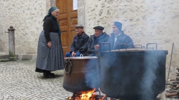 Margherita Ciarletta veste o traje tradicional de Scanno desde os 18 anos.