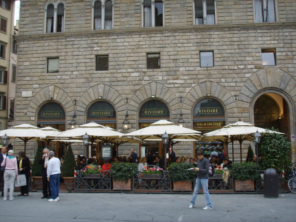 Histórico café Rivoire, em Florença, oferece espresso a 1 euro para moradores locais como forma de recuperar o centro para os cidadãos.