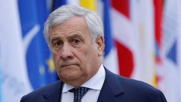 **Legenda sugerida:** Antonio Tajani, ministro das Relações Exteriores da Itália, é crítico da concessão de cidadania a descendentes sul-americanos, mas sua pasta é alvo de escândalo por venda ilegal de vistos.