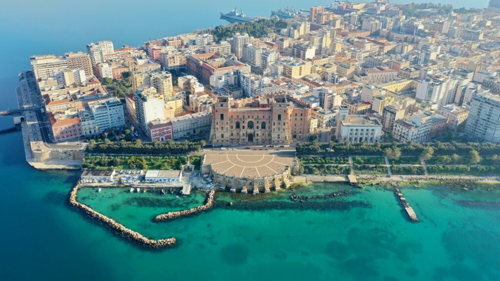 Banhada por águas cristalinas, Taranto é conhecida como a “cidade dos dois mares” e guarda um rico patrimônio cultural.